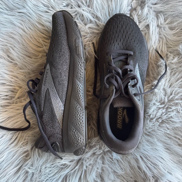 Brooks women’s  running shoes size 9.5 - Picture 2 of 5